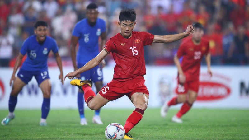 На 12-й минуте Динь Бак открыл счет в пользу сборной U23 Вьетнама. Фото: Зюи Дык