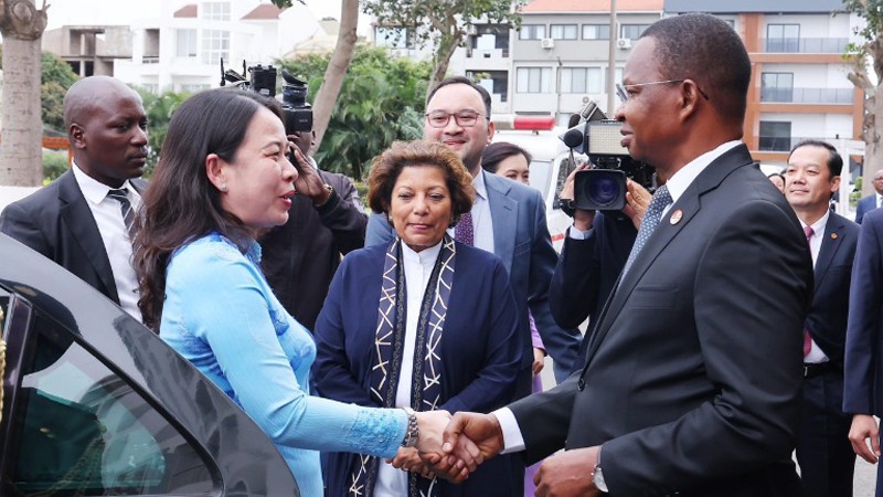 Генеральный секретарь ФРЕЛИМО Роке Силва встречает Вице-президента Во Тхи Ань Суан. Фото: МИД Вьетнама