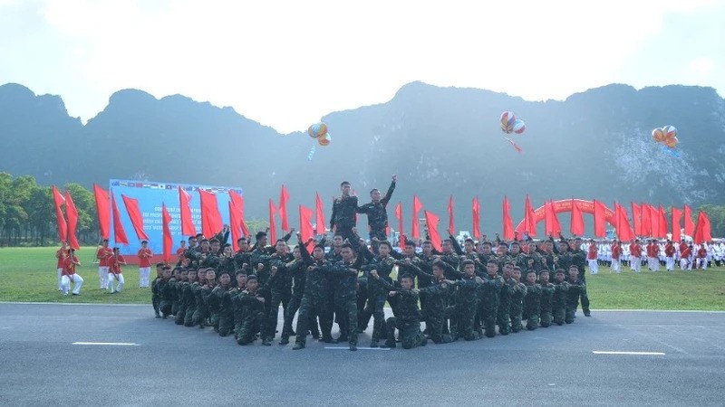 Выступление вьетнамских военнослужащих на церемонии закрытия.