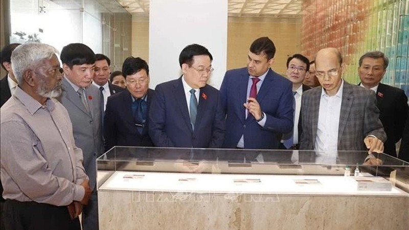 Председатель НС Выонг Динь Хюэ посещает корпорацию Beximco. 