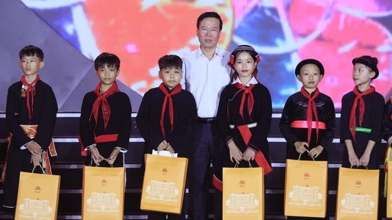 Президент Во Ван Тхыонг вручает подарки выдающимся детям в провинции Туенкуанг. Фото: ВИА