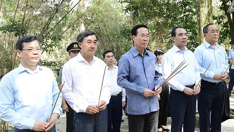 Президент Во Ван Тхыонг и делегация воскуряют благовония в лачуге Наныа. Фото: Газета «Туенкуанг»