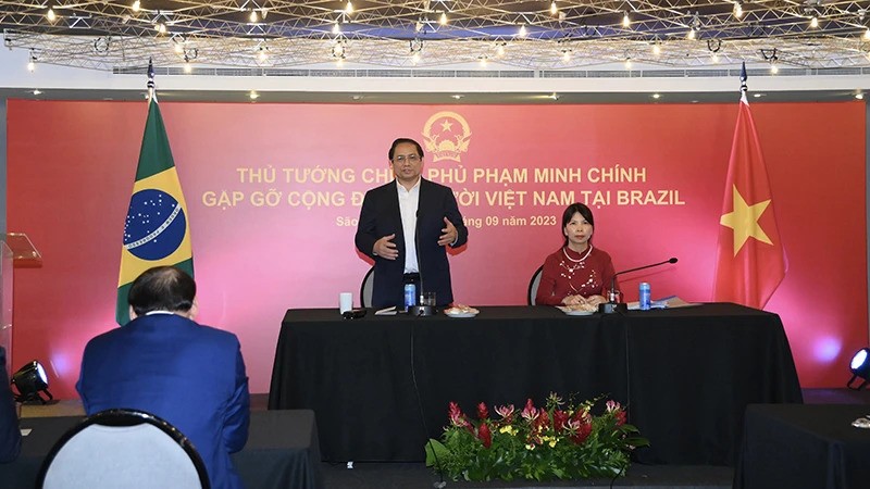 Премьер-министр Фам Минь Тьинь выступает на встрече.