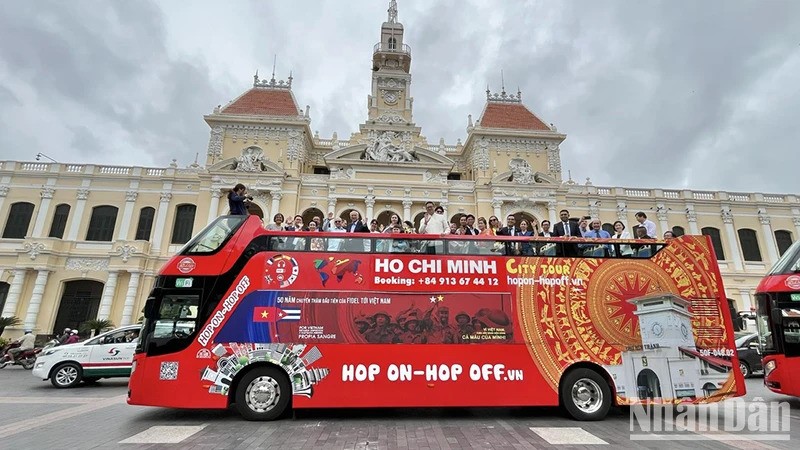 Автобус имеет изображение команданте Фиделя Кастро, в котором он поднял флаг Национального фронта освобождения Южного Вьетнама на холме 241.