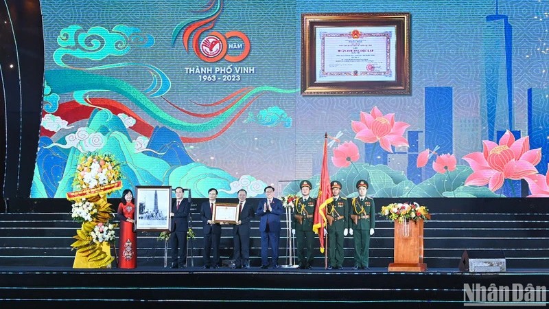 Председатель НС Выонг Динь Хюэ вручает городу Винь Орден Независимости второй степени. Фото: Зюи Линь