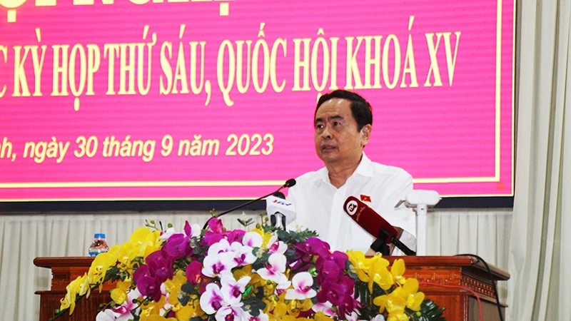 Постоянный зампредседателя Чан Тхань Ман выступает на встрече с избирателями.