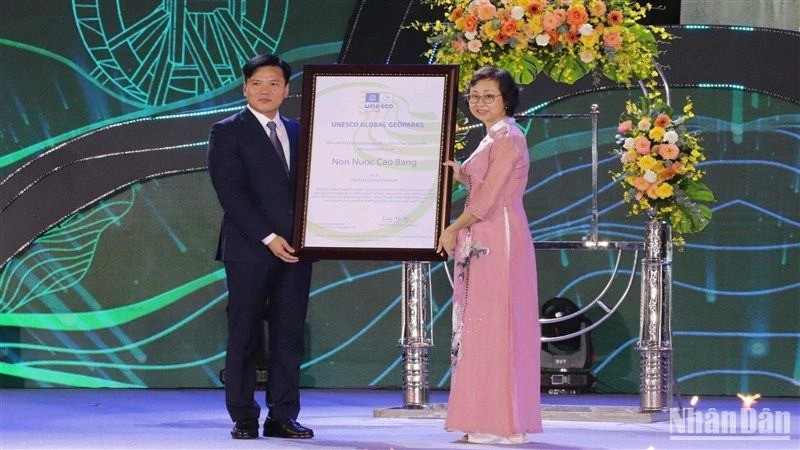 Руководитель провинции Каобанг получает сертификат ЮНЕСКО о повторном признании Нонныок глобальным геопарком.