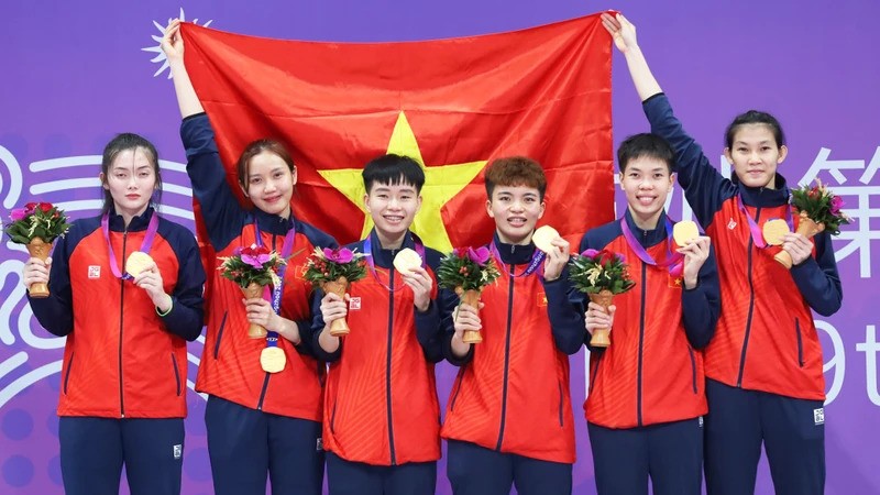 Члены женской сборной Вьетнама по сепактакрау получают золотую медаль.