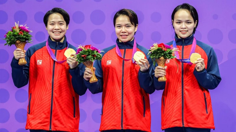 Вьетнамские спортсменки получают золотую медаль.