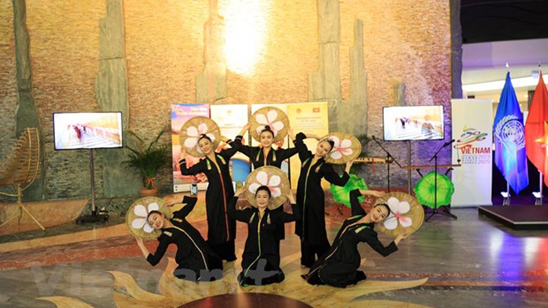 Танцевальный номер в рамках мероприятия в Женеве. Фото: vietnamplus.vn