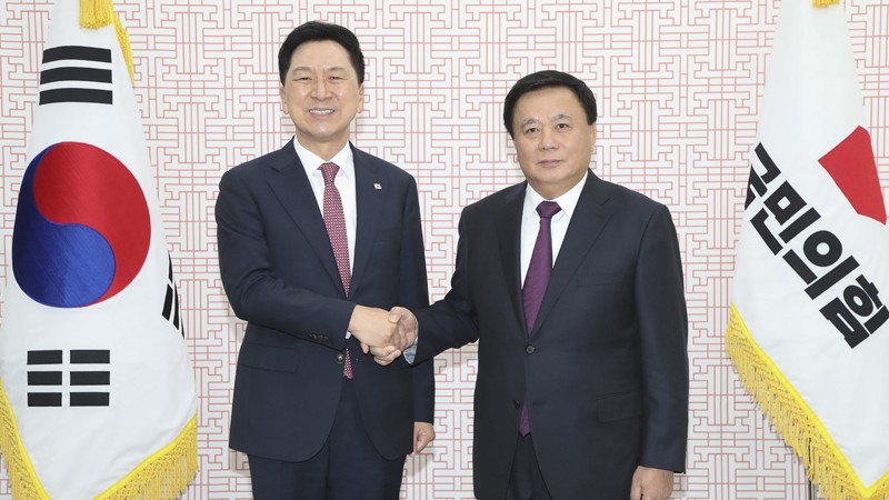 Товарищ Нгуен Суан Тханг (справа) и Председатель правящей партии «Сила народа» Ким Ги Хён. Фото: ВИА