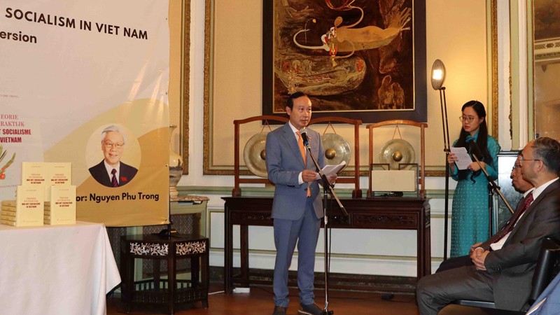 Посол Вьетнама в Бельгии Нгуен Ван Тхао выступает на церемонии. Фото: ВИА