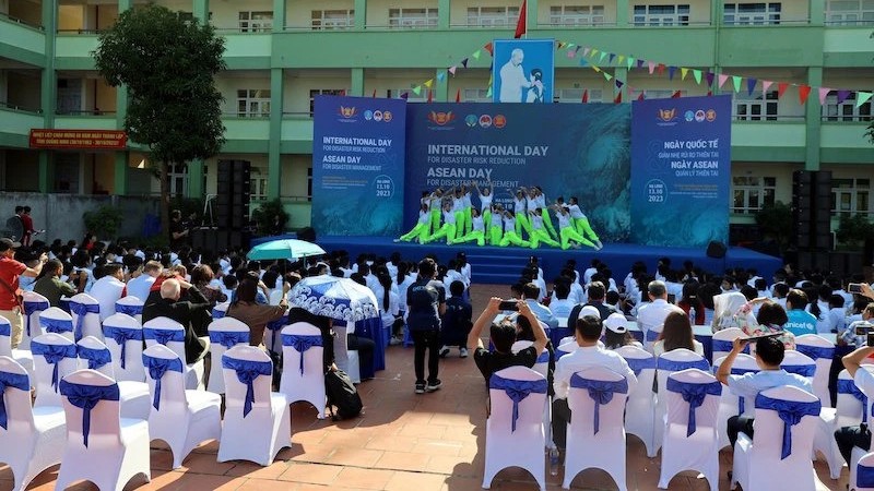 Общий вид церемонии празднования Международного дня снижения риска стихийных бедствий и Дня АСЕАН по борьбе со стихийными бедствиями.