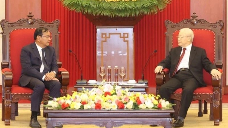 Генеральный секретарь ЦК КПВ Нгуен Фу Чонг (справа) и Заведующий Отделом по внешним связям ЦК НПК Прак Сокхонн. Фото: ВИА