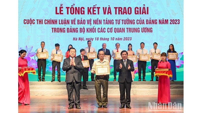 Товарищи Нгуен Чонг Нгиа и Нгуен Ван Тхэ вручают похвальную грамоту Партийной организации газеты «Нянзан». Фото: Зюи Линь