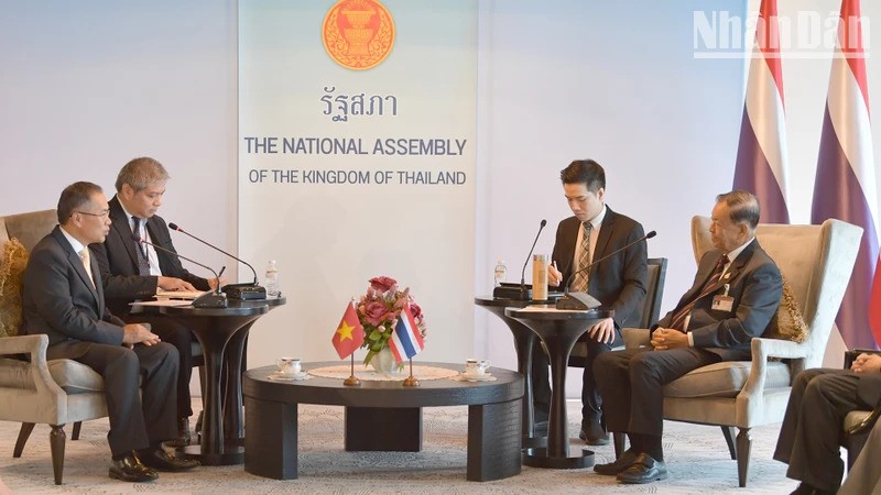 Председатель НА Таиланда Ван Мухаммад Нур Матха принимает Посла Фан Тьи Тханя. Фото: Динь Чыонг