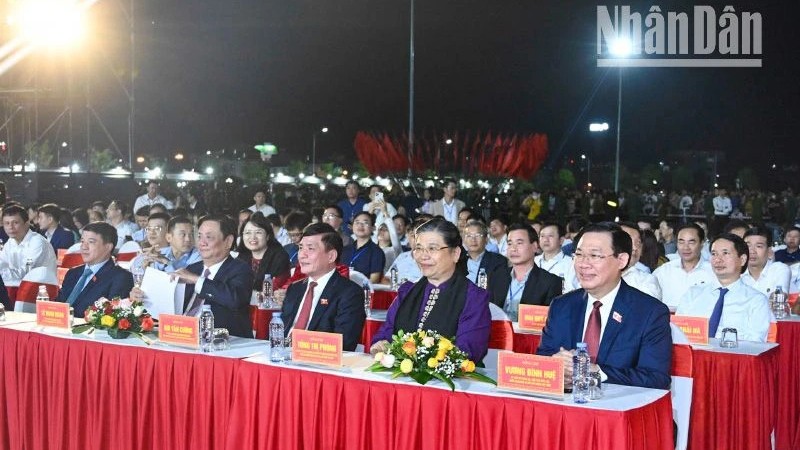Председатель НС Выонг Динь Хюэ, действующие и бывшие руководители Партии и Государства, делегаты на церемонии открытия Фестиваля кофе Шонла. Фото: Зюи Линь