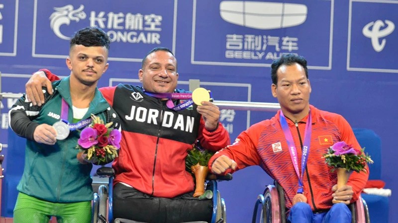 Спортсмен Ле Ван Конг (крайний справа) выиграл бронзовую медаль.