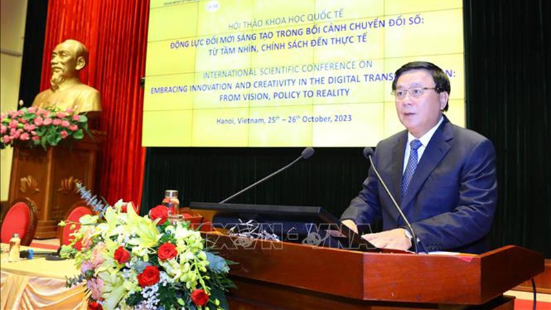 Товарищ Нгуен Суан Тханг выступает на конференции. Фото: ВИА