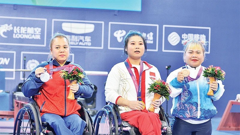 Тяжелоатлетка Данг Тхи Линь Фыонг (крайняя слева) принесла спортивной делегации Вьетнама серебряную медаль. Фото: Тхай Зыонг