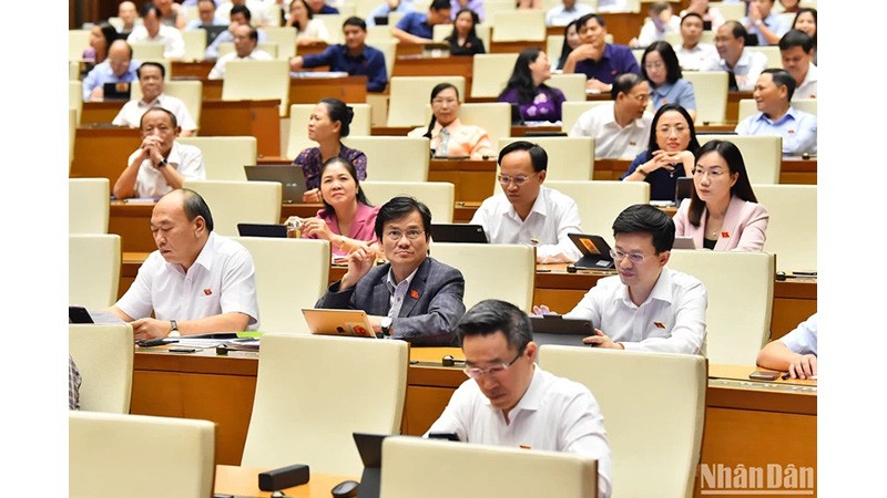 Депутаты участвуют в обсуждении во второй половине дня 26 октября. Фото: Тхюи Нгуен