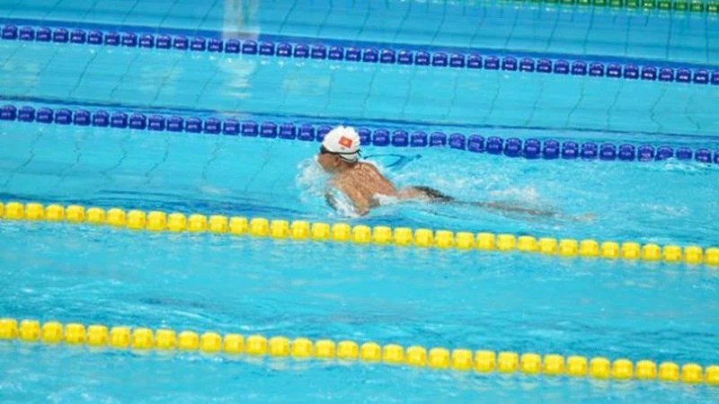 Спортсмен Ле Тиен Дат в соревновании по плаванию. Фото: ВИА