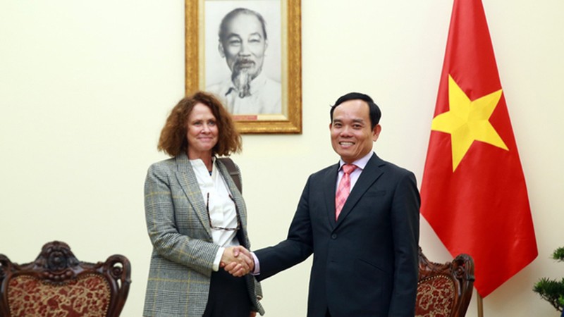 Вице-премьер Чан Лыу Куанг и страновой директор ВБ во Вьетнаме Кэролин Терк. Фото: VGP