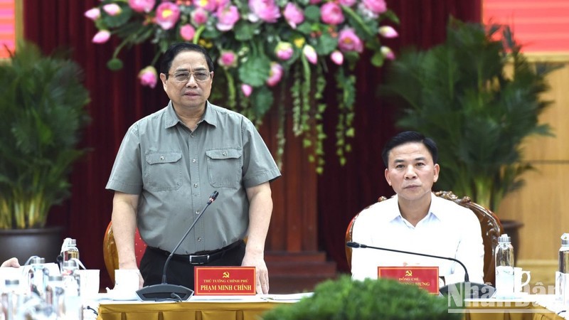 Премьер-министр Фам Минь Тьинь на рабочей встрече. Фото: Чан Хай