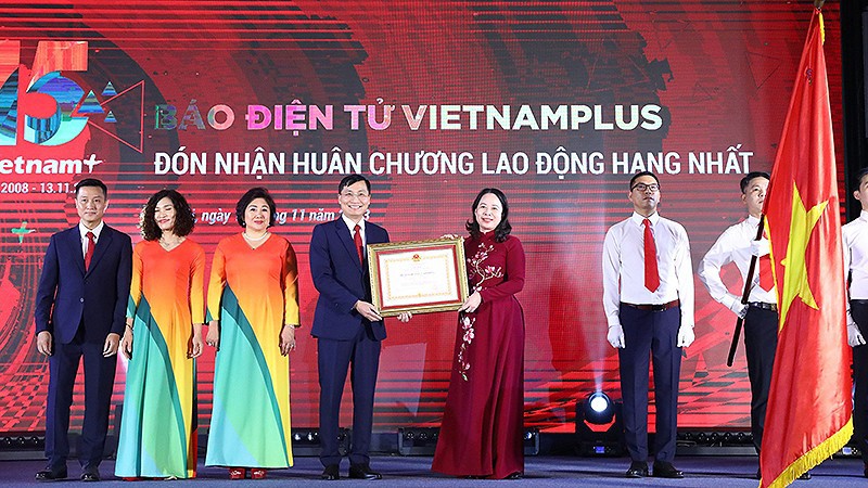 Вице-президент Во Тхи Ань Суан вручает Орден Труда первой степени газете «VietnamPlus».