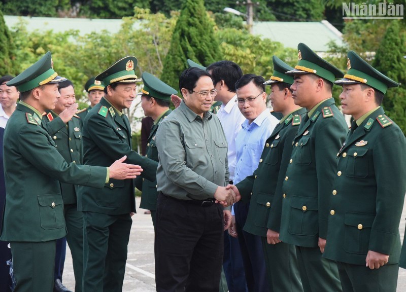 Премьер-министр Фам Минь Тьинь посещает пограничный пост Хуойлыонг. Фото: Чан Хай