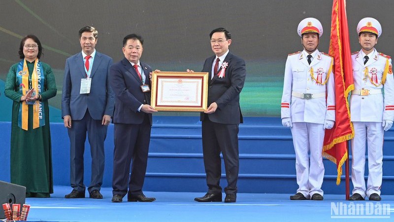 Председатель НС Выонг Динь Хюэ вручает Финансовой академии Орден Труда первой степени. Фото: Зюи Линь