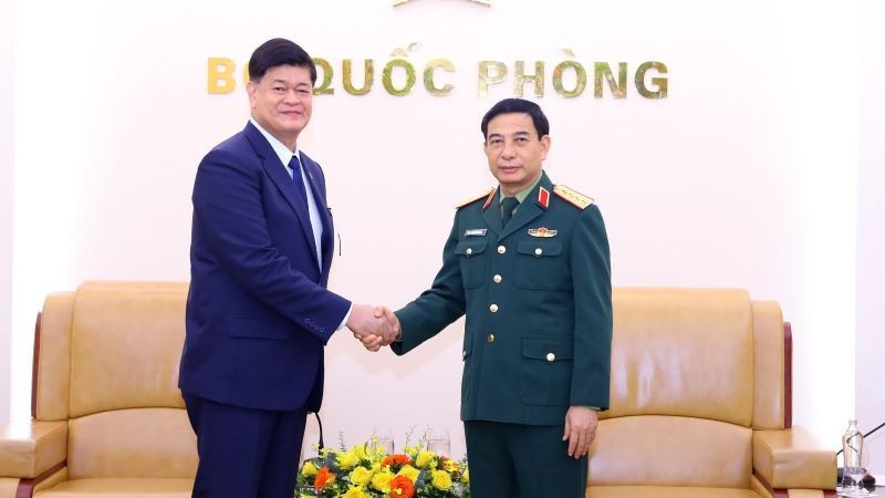 Генерал армии Фан Ван Жанг и г-н Иринео Крус Эспино на приеме.