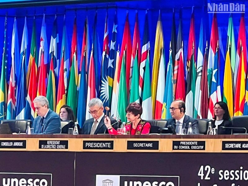 Председатель Генеральной конференции ЮНЕСКО Симона-Мирела Микулеску ударяет молотком в знак принятия резолюции. Фото: Минь Зюи
