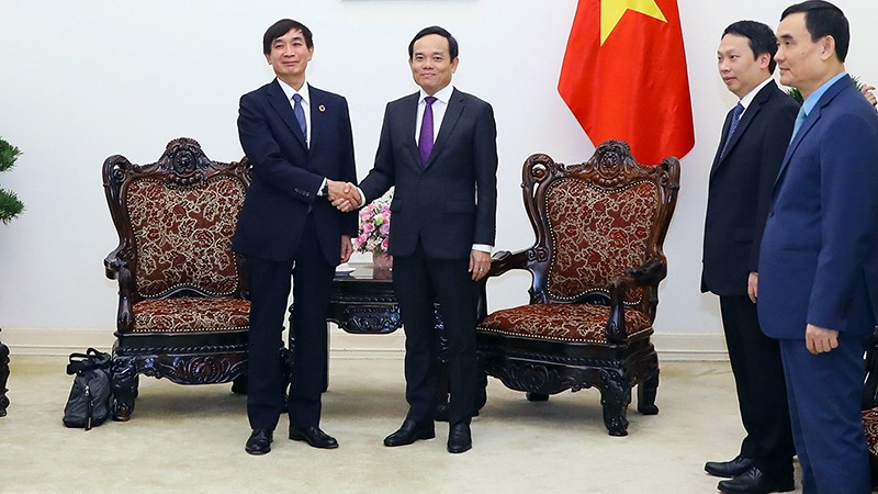 Вице-премьер Чан Лыу Куанг принимает генерального директора ВПС Масахико Метоки. Фото: VGP