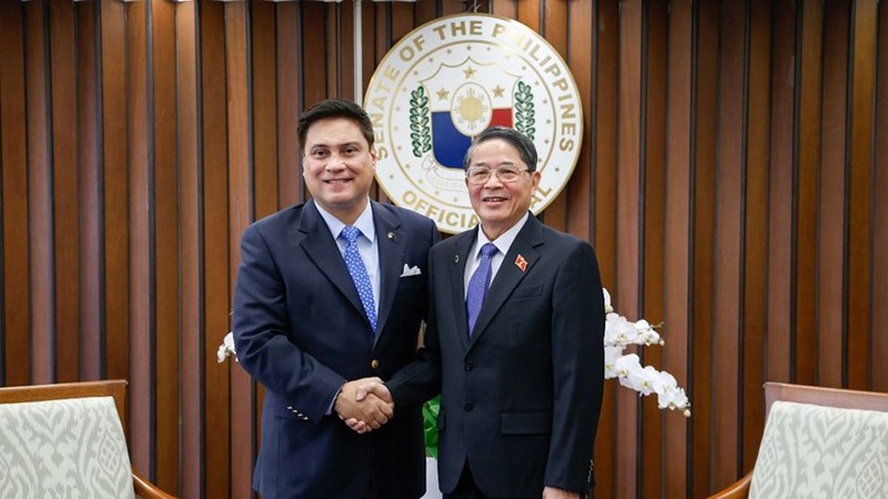 Зампредседателя НС Нгуен Дык Хай (справа) и Председатель Сената Филиппин Хуан Мигель Зубири. Фото: ВИА
