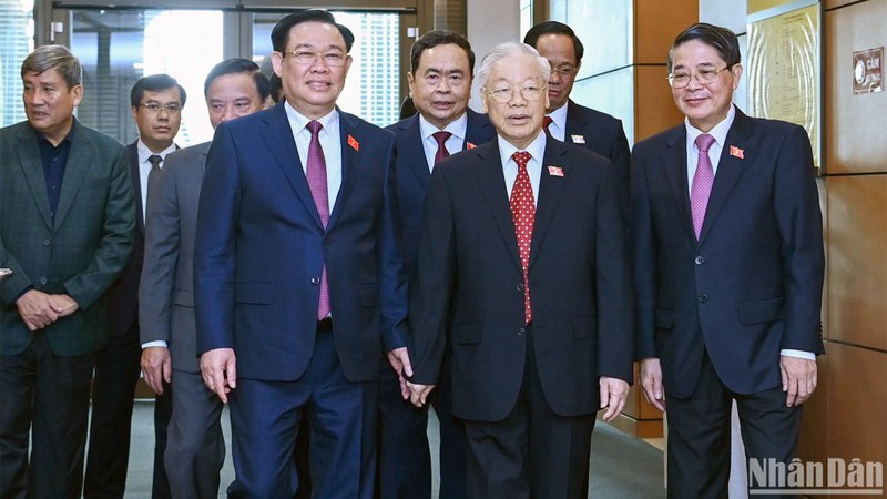 Генеральный секретарь ЦК КПВ Нгуен Фу Чонг, Председатель НС Выонг Динь Хюэ и заместители председателя НС на церемонии.