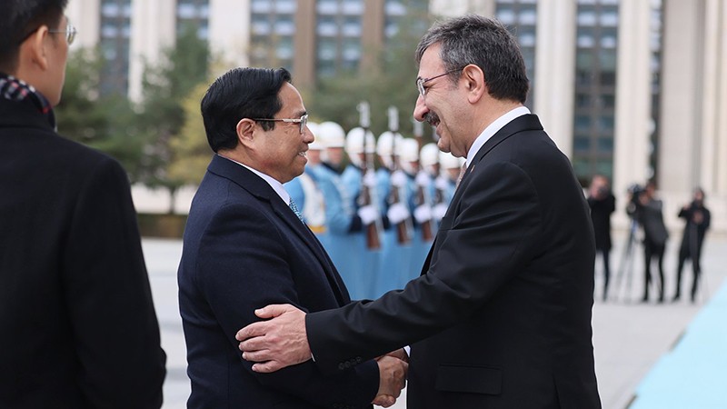Вице-президент Джевдет Йылмаз приветствует Премьер-министра Фам Минь Тьиня.