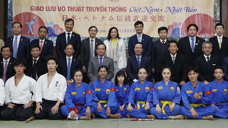 Президент Во Ван Тхыонг, делегаты и мастера боевых искусств двух стран принимают участие в программе обмена в области боевых искусств. Фото: ВИА