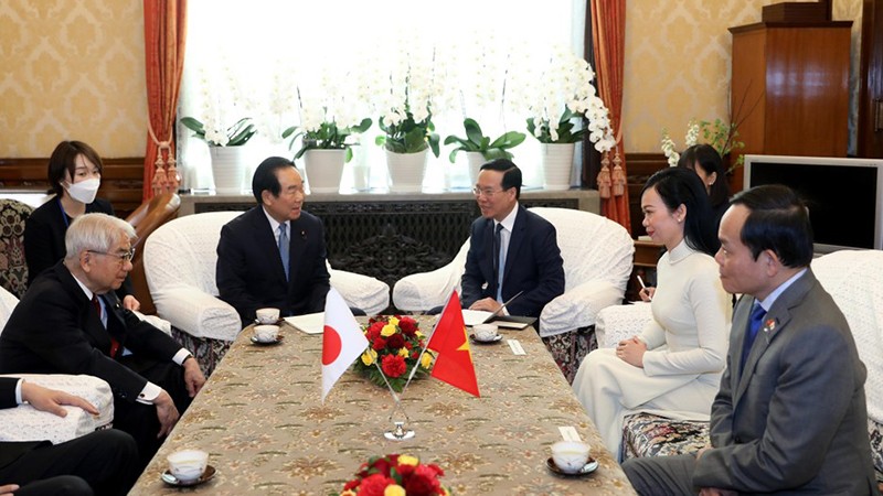 Президент Во Ван Тхыонг с супругой на встрече с Председателем Палаты представителей Японии Нукагой Фукусиро и Председателем Палаты советников Японии Оцудзи Хидэхисой. Фото: ВИА