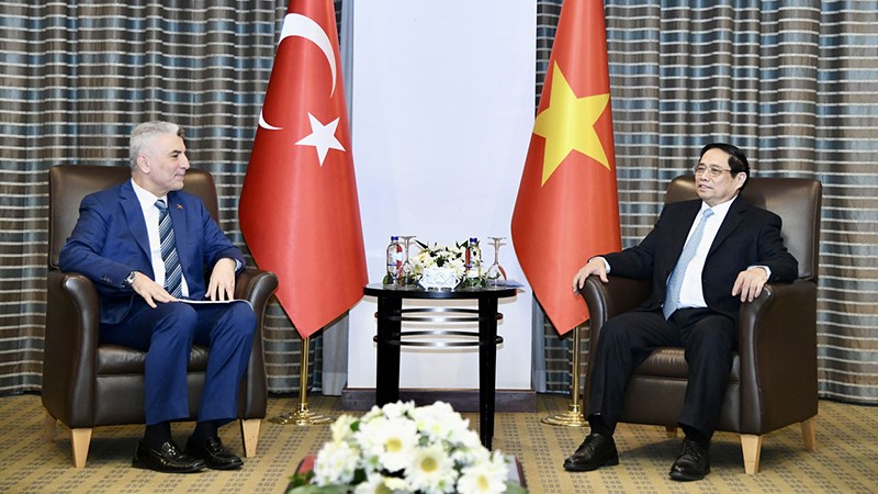 Премьер-министр Фам Минь Тьинь и Министр торговли Турции Омер Болат. Фото: Тхань Жанг