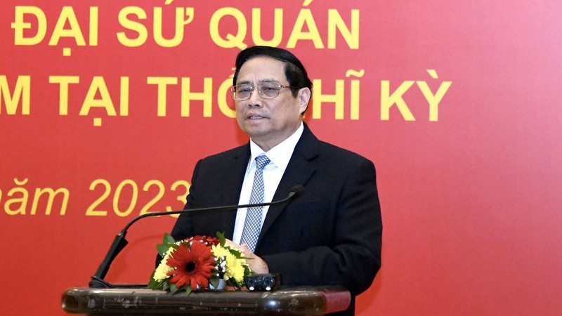 Премьер-министр Фам Минь Тьинь выступает на встрече. Фото: Тхань Жанг