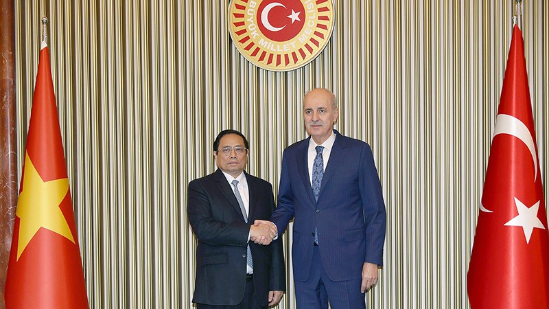 Премьер-министр Фам Минь Тьинь (слева) и Председатель ВНС Турции Нуман Куртулмуш. Фото: VGP