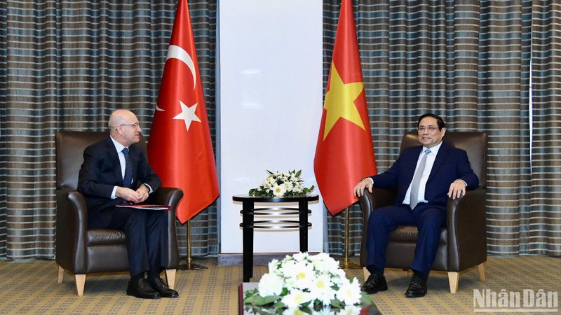 Премьер-министр Фам Минь Тьинь принимает Министра казначейства и финансов Турции Мехмета Симсека.