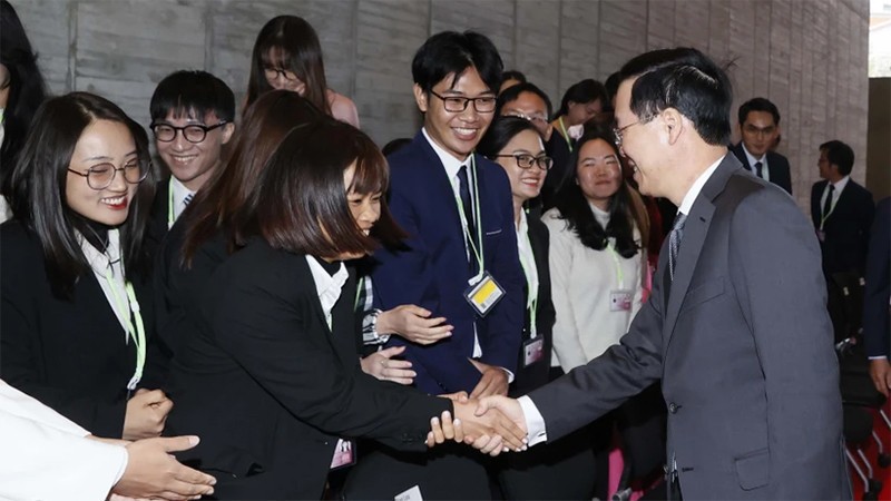 Президент Во Ван Тхыонг и вьетнамские студенты. Фото: ВИА
