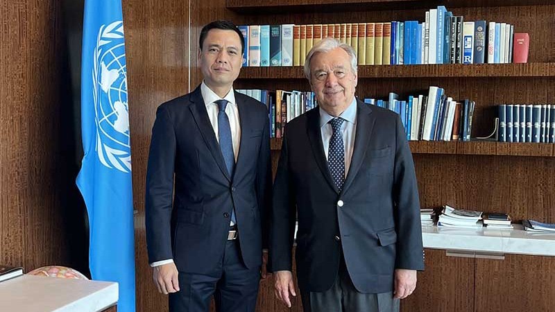 Посол Данг Хоанг Жанг (слева) и Генеральный секретарь ООН Антониу Гутерриш. Фото: baoquocte.vn