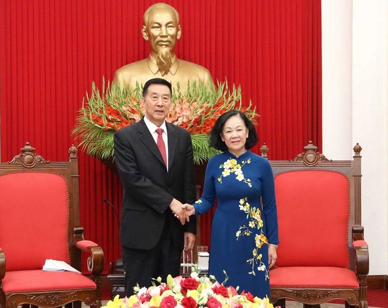 Постоянный член Секретариата Чыонг Тхи Май и зампредседателя Всекитайского комитета НПКСК Ван Юн. Фото: ВИА