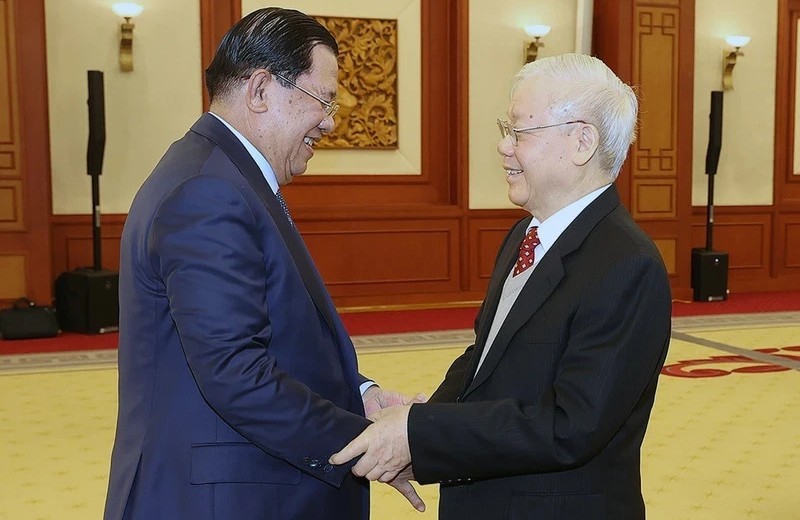 Генеральный секретарь ЦК КПВ Нгуен Фу Чонг приветствует Председателя НПК, Премьер-министра Камбоджи Хун Сена в Ханое, 18 февраля 2023 года. Фото: ВИА