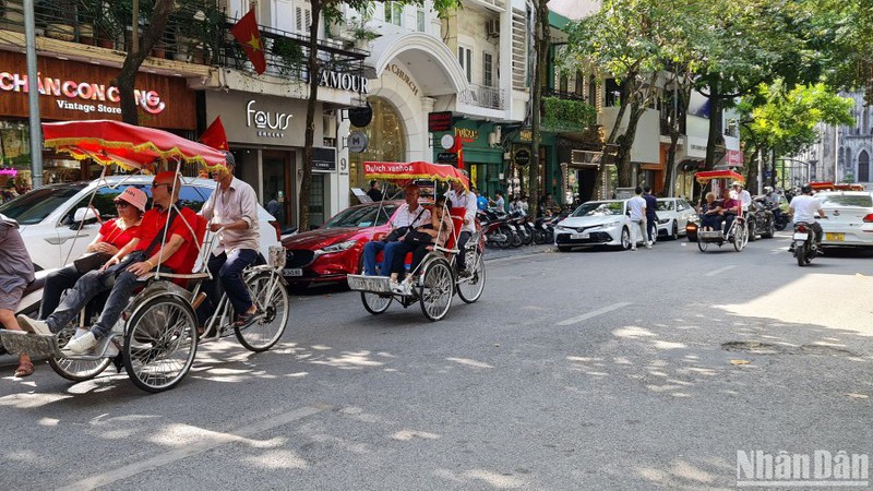 Иностранные туристы посещают старый квартал Ханоя на велорикше. Фото: Т.Линь