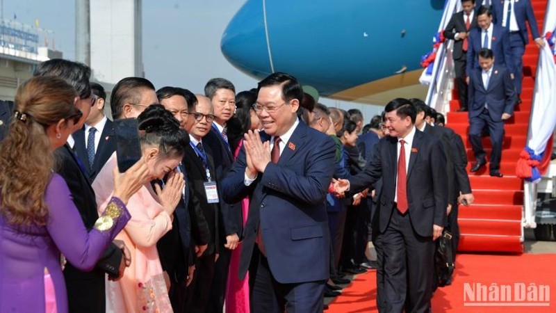 Председателя НС Выонг Динь Хюэ встречают в международном аэропорту Ваттай.