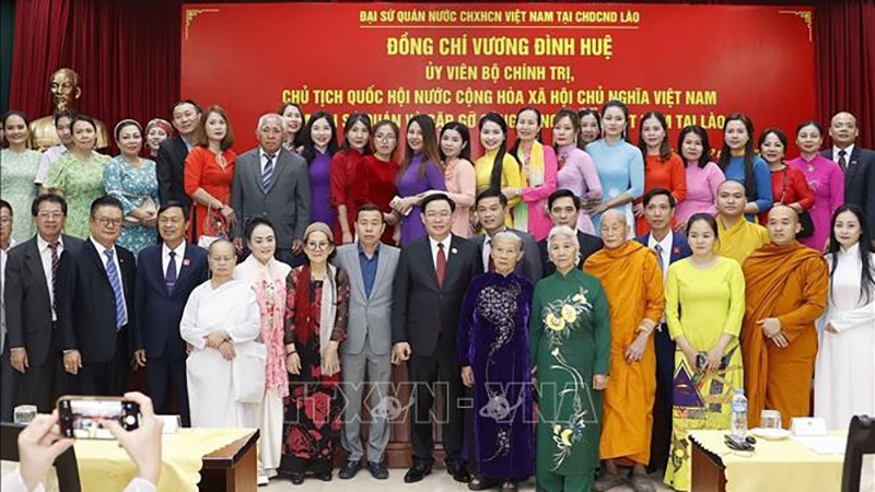 Председатель НС Выонг Динь Хюэ на встрече. Фото: ВИА
